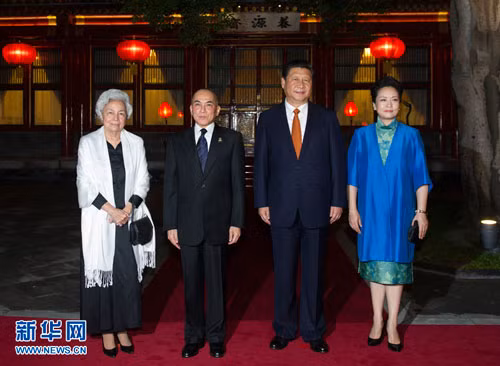 Vợ chồng ông Tập Cận Bình tiếp Quốc vương và Thái hậu Campuchia tại Điếu Ngư Đài trong một lần sang Bắc Kinh kiểm tra sức khỏe định kỳ. Ảnh: Tân Hoa Xã.