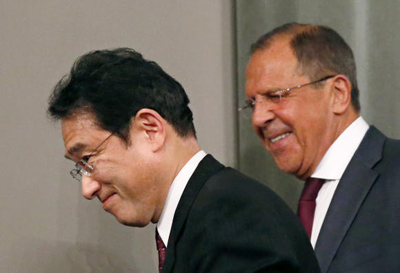 Ngoại trưởng Nhật Bản Fumio Kishida và Ngoại trưởng Nga Sergei Lavrov. Ảnh: Nikkei Asia Review. Ngoại trưởng Nhật Bản Fumio Kishida và Ngoại trưởng Nga Sergei Lavrov. Ảnh: Nikkei Asia Review.