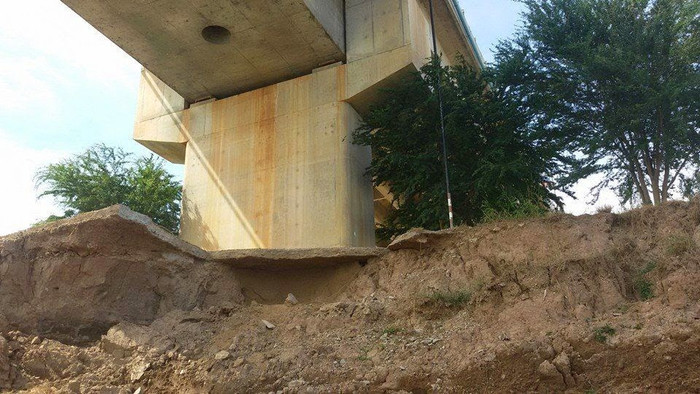 Cây cầu Hữu nghị Trung Quốc - Campuchia số 3 còn gọi là cầu Prek Tamak được cho là lộ chân không móng. Cây cầu Hữu nghị Trung Quốc - Campuchia số 3 còn gọi là cầu Prek Tamak được cho là lộ chân không móng.