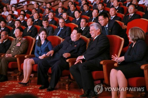 Vợ chồng nhà lãnh đạo Triều Tiên Kim Jong-un và Phó Chủ tich Hội đồng Nhà nước Cuba Miguel Diaz-Canel Bermudez. Ảnh: Yonhap. Vợ chồng nhà lãnh đạo Triều Tiên Kim Jong-un và Phó Chủ tich Hội đồng Nhà nước Cuba Miguel Diaz-Canel Bermudez. Ảnh: Yonhap.