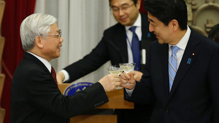 Tổng bí thư Nguyễn Phú Trọng và Thủ tướng Nhật Bản Shinzo Abe. Ảnh: Fox News. Tổng bí thư Nguyễn Phú Trọng và Thủ tướng Nhật Bản Shinzo Abe. Ảnh: Fox News.