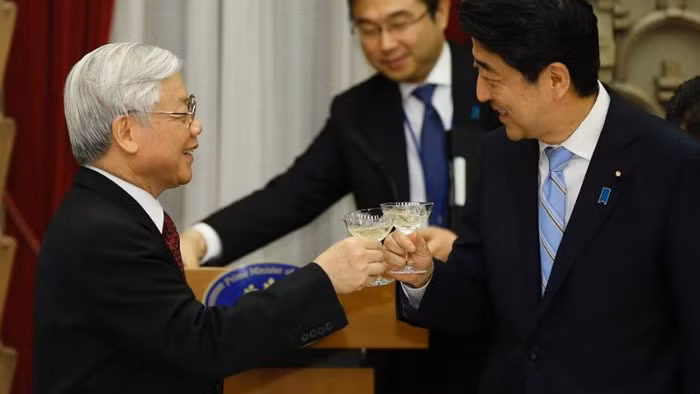 Tổng bí thư Nguyễn Phú Trọng và Thủ tướng Nhật Bản Shinzo Abe. Ảnh: Fox News.