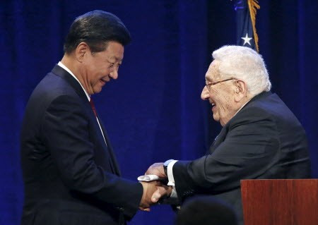 Ông Tập Cận Bình và cựu Ngoại trưởng Mỹ Henry Kisinger. Ảnh: Reuters. Ông Tập Cận Bình và cựu Ngoại trưởng Mỹ Henry Kisinger. Ảnh: Reuters.