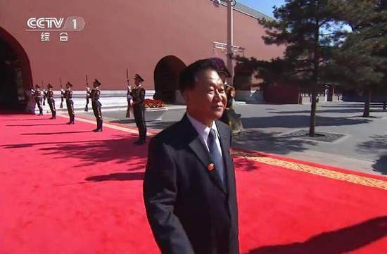 Phó Nguyên soái Triều Tiên Choe Ryong-hae ra lễ đài chuẩn bị quan sát duyệt binh tại Thiên An Môn, Bắc Kinh hôm 3/9. Phó Nguyên soái Triều Tiên Choe Ryong-hae ra lễ đài chuẩn bị quan sát duyệt binh tại Thiên An Môn, Bắc Kinh hôm 3/9.