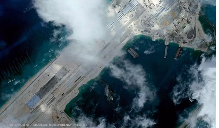 Đường băng và các công trình quân sự bất hợp pháp Trung Quốc đang gấp rút hoàn thành trên đá Chữ Thập, Trường Sa, Khánh Hòa, Việt Nam ngay trước khi Tập Cận Bình đi Mỹ, bất chấp tuyên bố "đã dừng" từ tháng 6. Ảnh: CSIS. Đường băng và các công trình quân sự bất hợp pháp Trung Quốc đang gấp rút hoàn thành trên đá Chữ Thập, Trường Sa, Khánh Hòa, Việt Nam ngay trước khi Tập Cận Bình đi Mỹ, bất chấp tuyên bố "đã dừng" từ tháng 6. Ảnh: CSIS.