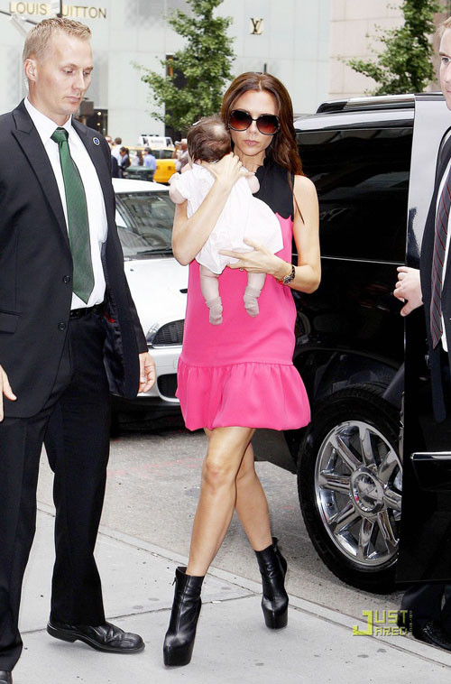 Bế cô con gái bé bỏng nhưng Vic vẫn đi giày cao gót rất tự tin.