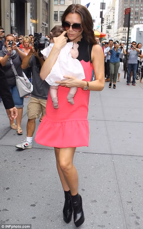 Rất đông thợ săn ảnh và fan hâm mộ vây kín hai mẹ con nhà Vic.