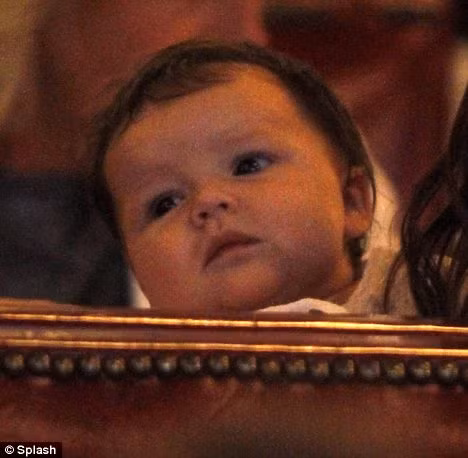 Khuôn mặt xinh xắn và đáng yêu của bé Harper.