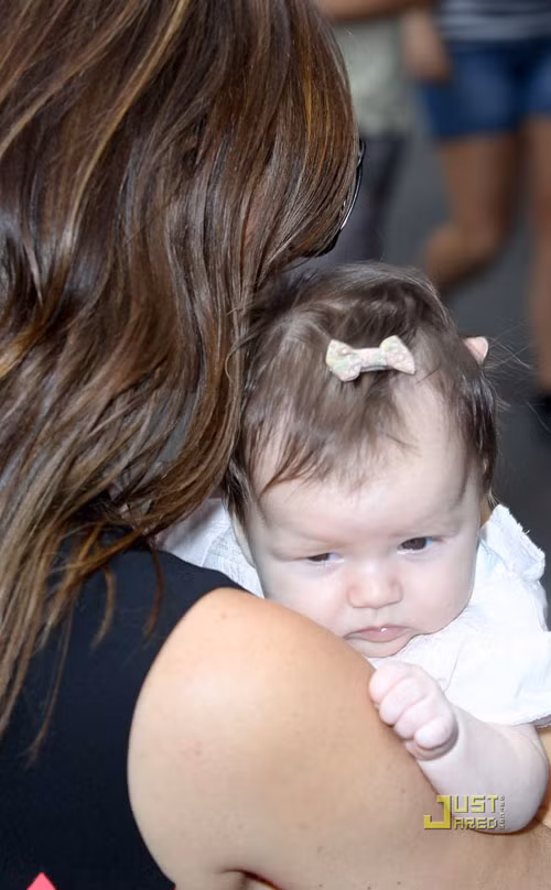 Harper có đôi mắt to tròn rất đẹp và khuôn mặt xinh xắn.