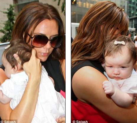 Bé Harper thật xinh xắn và đáng yêu với bộ váy và chiếc nơ màu trắng cài tóc.