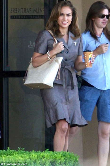 J.Lo đã trở lại với công việc sau khi ly dị chồng, hình ảnh mới nhất của người đẹp khi đang đóng phim "Parker" hôm thứ 6 tuần trước tại New Orleans