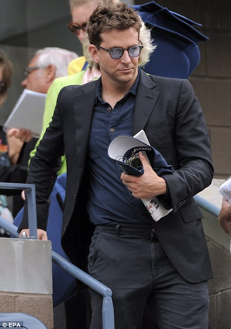 Bradley Cooper cũng nổi tiếng là tay "sát gái" khi hẹn hò với khá nhiều người đẹp trong làng giải trí.