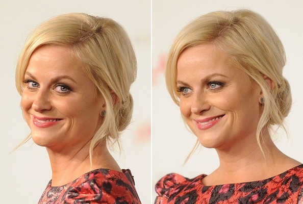 Amy Poehler chọn kiểu búi tóc thấp phía sau gáy và làm điệu với hai lọn tóc nhỏ xõa dọc khuôn mặt, nhưng kiểu tóc này không hợp với cô lắm, nó khiến Amy trông già hơn. Amy Poehler chọn kiểu búi tóc thấp phía sau gáy và làm điệu với hai lọn tóc nhỏ xõa dọc khuôn mặt, nhưng kiểu tóc này không hợp với cô lắm, nó khiến Amy trông già hơn.