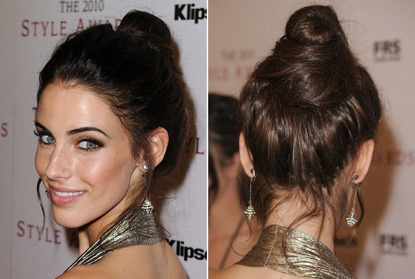 Jessica Lowndes cá tính với kiểu búi tóc cao hình xoắn ốc, trông cô nàng này thêm quyến rũ và gợi cảm với mái tóc búi này. Jessica Lowndes cá tính với kiểu búi tóc cao hình xoắn ốc, trông cô nàng này thêm quyến rũ và gợi cảm với mái tóc búi này.