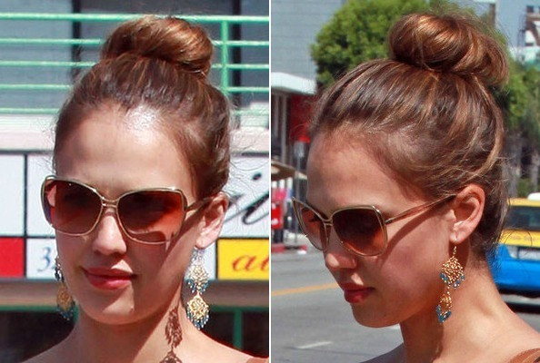 Jessica Alba cũng có cùng kiểu tóc với cô Kim siêu vòng 3, nhưng kết hợp đồ đi dạo phố nên nữ diễn viên khả ái này không quá chăm chút cho mái tóc thật óng mượt, trông cô nàng vẫn rất năng động và đáng yêu. Jessica Alba cũng có cùng kiểu tóc với cô Kim siêu vòng 3, nhưng kết hợp đồ đi dạo phố nên nữ diễn viên khả ái này không quá chăm chút cho mái tóc thật óng mượt, trông cô nàng vẫn rất năng động và đáng yêu.