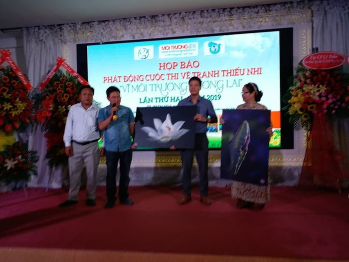 Tiến sĩ, luật sư Đồng Xuân Thụ - Tổng biên tập Tạp chí Môi trường và Đô thị Việt Nam cùng một số đại biểu tại lễ phát động. Ảnh: Môi trường và Đô thị Tiến sĩ, luật sư Đồng Xuân Thụ - Tổng biên tập Tạp chí Môi trường và Đô thị Việt Nam cùng một số đại biểu tại lễ phát động. Ảnh: Môi trường và Đô thị