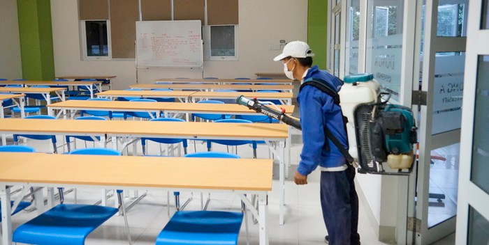 Phun thuốc khử khuẩn phòng thi để phòng ngừa Covid-19, ảnh: AN. Phun thuốc khử khuẩn phòng thi để phòng ngừa Covid-19, ảnh: AN.