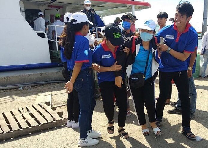 Năm nào học trò cuối cấp phổ thông ở huyện đảo Phú Quý cũng phải vào bờ tập trung thi tốt nghiệp, nhiều em say sóng lả người. Ảnh: Đỗ Quyên. Năm nào học trò cuối cấp phổ thông ở huyện đảo Phú Quý cũng phải vào bờ tập trung thi tốt nghiệp, nhiều em say sóng lả người. Ảnh: Đỗ Quyên.