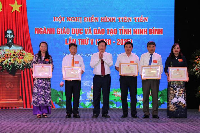 Khen thưởng các tập thể, cá nhân có thành tích xuất sắc trong phong trào thi đua yêu nước ngành Giáo dục tỉnh Ninh Bình giai đoạn 2015-2020, ảnh minh họa, nguồn: moet.gov.vn. Khen thưởng các tập thể, cá nhân có thành tích xuất sắc trong phong trào thi đua yêu nước ngành Giáo dục tỉnh Ninh Bình giai đoạn 2015-2020, ảnh minh họa, nguồn: moet.gov.vn.