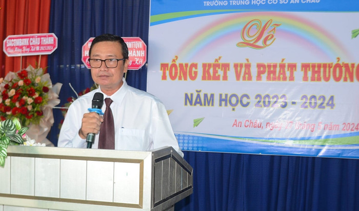 Thầy Lê Văn Tài, Bí thư chi bộ, Hiệu trưởng nhà trường phát biểu. gdvn-kv-9185.jpg