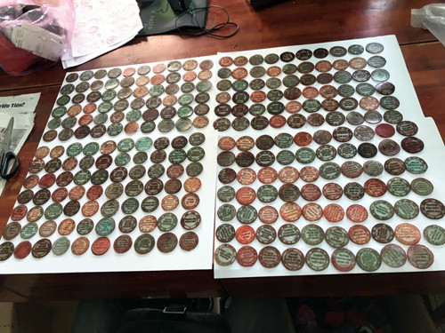 Hàng chục con dấu giả bị thu giữ. (Ảnh: H.L) Hàng chục con dấu giả bị thu giữ. (Ảnh: H.L)