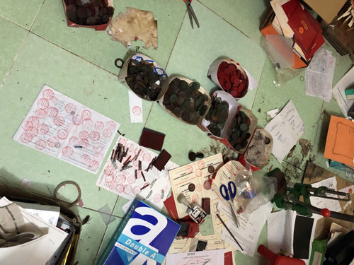 "Đồ nghề" làm con dấu giả.( Ảnh: H.L) "Đồ nghề" làm con dấu giả.( Ảnh: H.L)