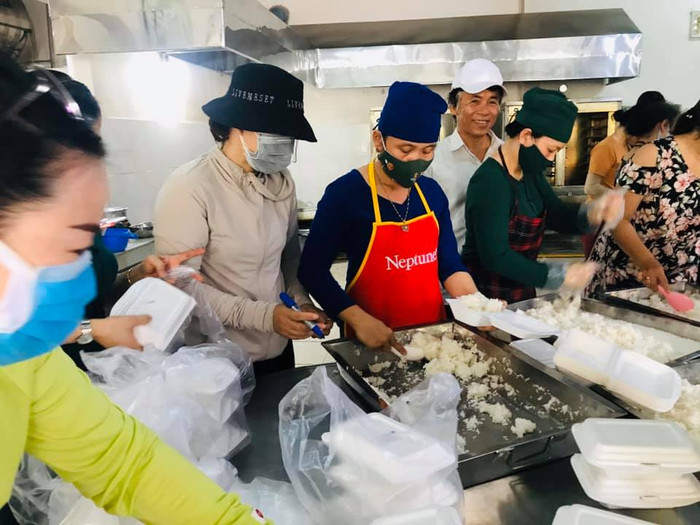 Các thầy cô giáo trường Tiểu học Hàm Nghi (Đông Hà, Quảng Trị) tình nguyện tham gia chia cơm giúp đồng bào Việt kiều từ Lào về tại khu cách ly. Ảnh: Trường Hàm Nghi Các thầy cô giáo trường Tiểu học Hàm Nghi (Đông Hà, Quảng Trị) tình nguyện tham gia chia cơm giúp đồng bào Việt kiều từ Lào về tại khu cách ly. Ảnh: Trường Hàm Nghi