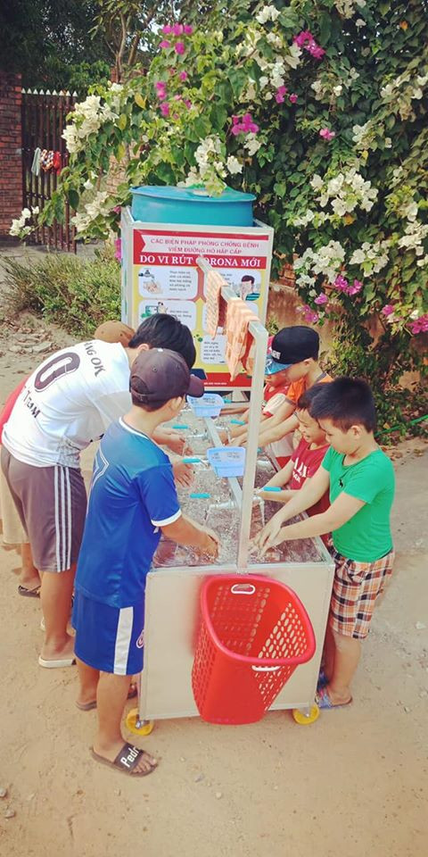 Học sinh rửa tay trên chiếc xe rửa tay di động. Ảnh do nhân vật cung cấp. Học sinh rửa tay trên chiếc xe rửa tay di động. Ảnh do nhân vật cung cấp.