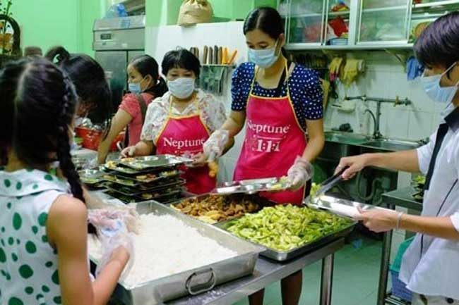 Cục An toàn thực phẩm yê cầu người chế biến thức ăn, phục vụ ăn uống phải đeo khẩu trang khi chế biến. Ảnh minh hoa: Phunutoday Cục An toàn thực phẩm yê cầu người chế biến thức ăn, phục vụ ăn uống phải đeo khẩu trang khi chế biến. Ảnh minh hoa: Phunutoday