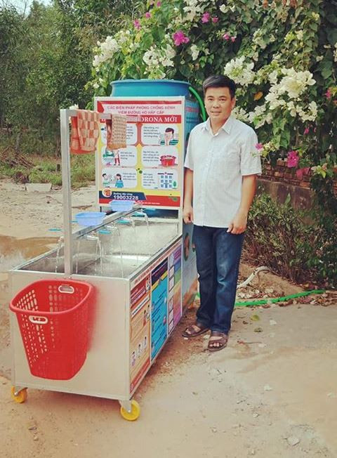 Thầy Ba, Hiệu phó Trường Tiểu học và Trung học cơ sở Hải An bên chiếc xe rửa tay di động của mình. Ảnh nhân vật cung cấp. Thầy Ba, Hiệu phó Trường Tiểu học và Trung học cơ sở Hải An bên chiếc xe rửa tay di động của mình. Ảnh nhân vật cung cấp.