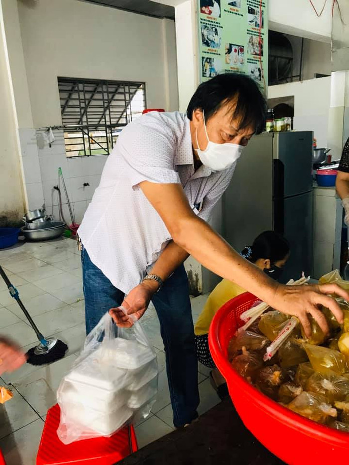 Thầy Hiệu trưởng Nguyễn Văn Hùng cùng ban giám hiệu nhà trường cũng đồng lòng, chung sức với anh chị em cán bộ giáo viên góp phần chống Covid-19. Ảnh trường Hàm Nghi. Thầy Hiệu trưởng Nguyễn Văn Hùng cùng ban giám hiệu nhà trường cũng đồng lòng, chung sức với anh chị em cán bộ giáo viên góp phần chống Covid-19. Ảnh trường Hàm Nghi.