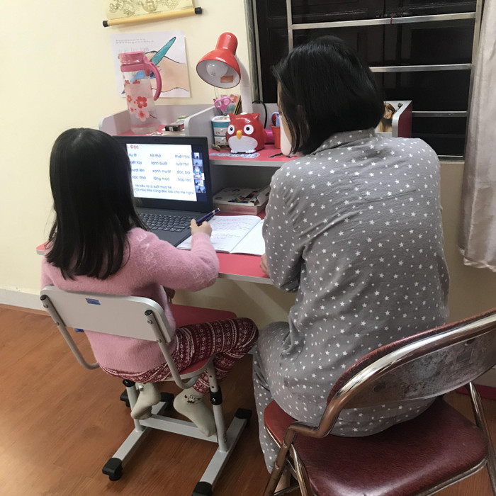 Có bố mẹ kèm cặp nhưng trẻ con lớp 1 học trực tuyến là điều khó khăn. Ảnh: T.H Có bố mẹ kèm cặp nhưng trẻ con lớp 1 học trực tuyến là điều khó khăn. Ảnh: T.H
