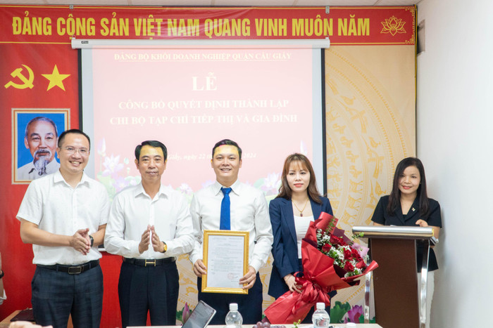 Cuối tháng 7/2024, Chi bộ Tạp chí Tiếp thị và Gia đình chính thức được thành lập. 67245a5e93550.jpg