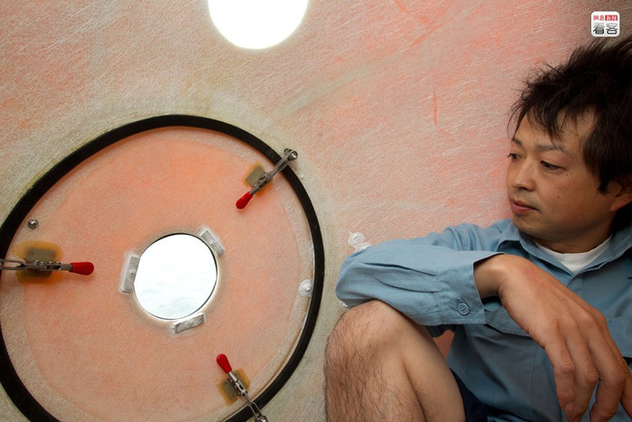 Một người đàn ông thử ngồi bên trong quả cầu thoát hiểm Noah