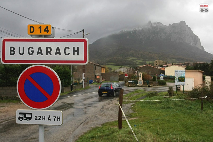 Tin đồn về ngày tận thế đã lan đến một ngôi làng ở chân núi Pyrenees miền nam nước Pháp nơi có hơn 200 hộ dân sinh sống, một nơi được đồn rằng phi thuyền của người ngoài hành tinh sẽ đến cứu những ai có mặt tại đây vào ngày tận thế. Từ ngày có tin đồn ngày tận thế rơi vào 21/12/2012, giá bất động sản ở khu vực này đã tăng lên 5 lần bất chấp kinh tế suy thoái.