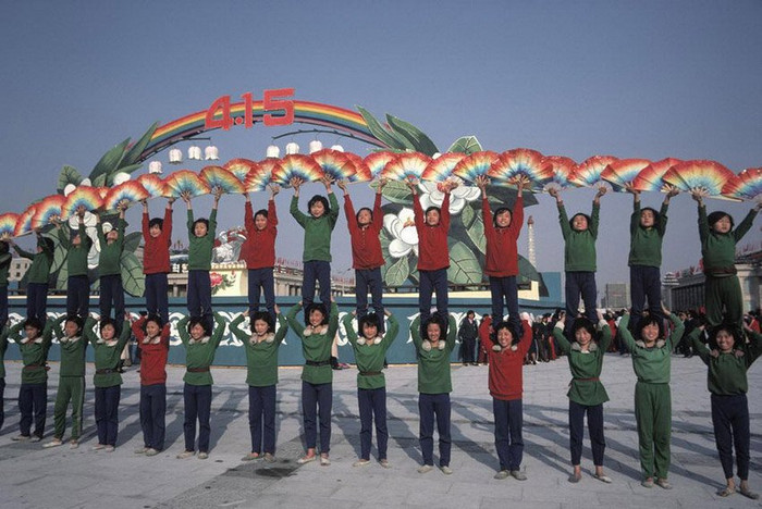 Những thiếu nữ Bắc Triều Tiên tập dượt màn đồng diễn