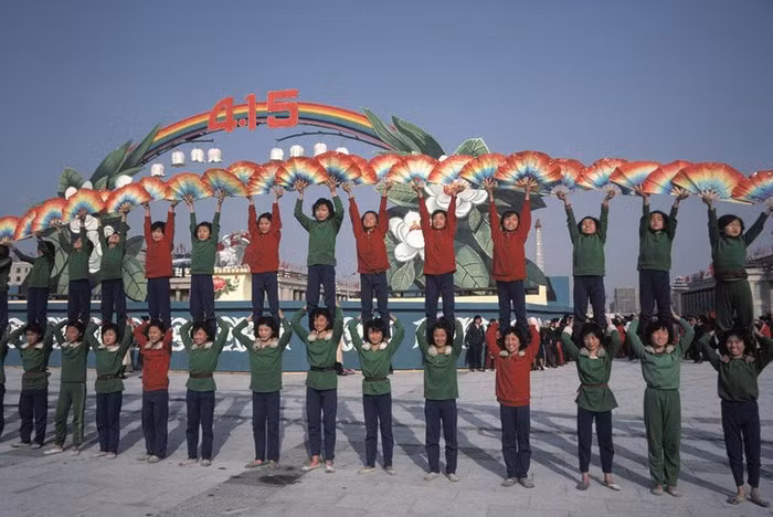 Những thiếu nữ Bắc Triều Tiên tập dượt màn đồng diễn