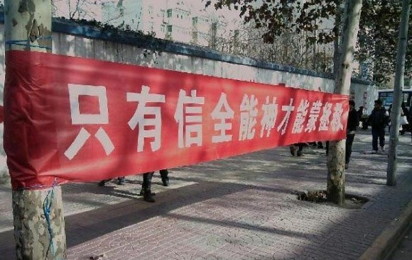 Băng rôn: "Chỉ có tin vào Thần toàn năng mới được bảo vệ