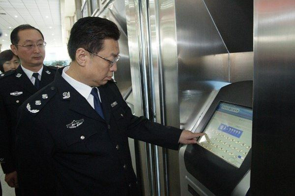 Lý Á Lực, Trưởng phòng Công an thành phố Thái Nguyên thủ phủ tỉnh Sơn Tây bị đình chỉ chức vụ và điều tra sai phạm, tuy nhiên chưa có thông tin cụ thể về sai phạm của quan chức này. Trước đó, Lý Chính Nguyên, con trai Lý Á Lực uống rượu say, quát nạt và hành hung cảnh sát giao thông, câu chuyện quý tử cậy thế bố làm công an đã lan khắp địa phương này. Lý Á Lực, Trưởng phòng Công an thành phố Thái Nguyên thủ phủ tỉnh Sơn Tây bị đình chỉ chức vụ và điều tra sai phạm, tuy nhiên chưa có thông tin cụ thể về sai phạm của quan chức này. Trước đó, Lý Chính Nguyên, con trai Lý Á Lực uống rượu say, quát nạt và hành hung cảnh sát giao thông, câu chuyện quý tử cậy thế bố làm công an đã lan khắp địa phương này.