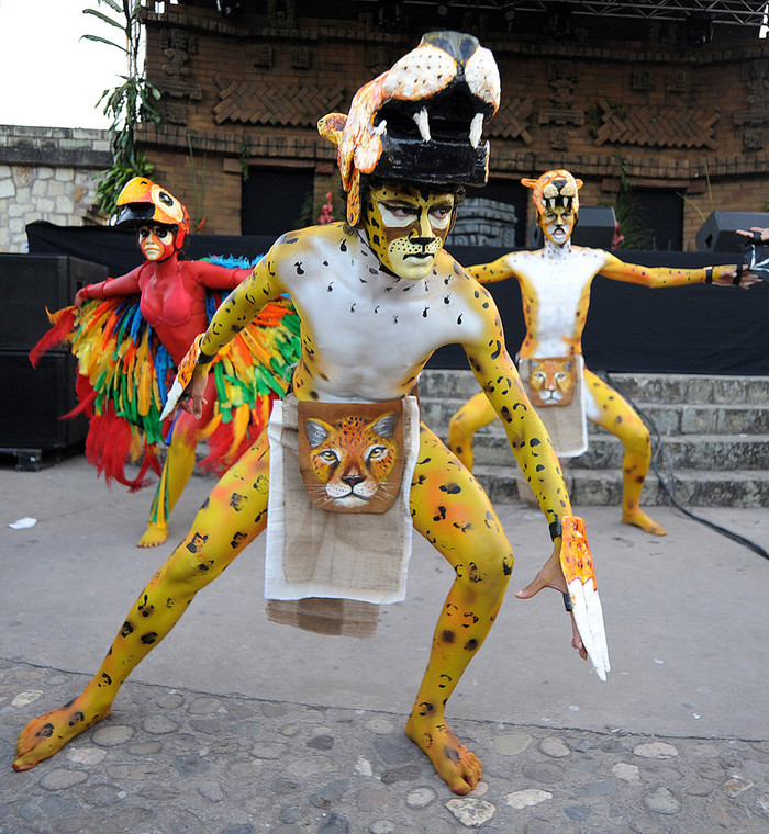 Trong khi con cháu người Maya thì coi đây là một thời điểm trọng đại chuyển giao giữa 2 kỷ nguyên lớn thì một số trường học tại Michigan Mỹ cho nghỉ Giáng sinh sớm vì lo ngại "ngày tận thế" thì tại Argentina hàng trăm người đã đua nhau xông vào cướp siêu thị trước cái gọi là "ngày tận thế" vào hôm qua, thứ Năm 20/12/2012.