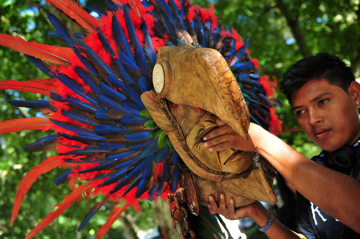 Một chiếc mặt nạ được chuẩn bị cho giờ cúng tế