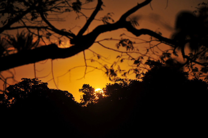 Mặt trời lặn, và khi thời khắc 0 giờ ngày 21/12/2012 theo múi giờ Guatemala đã đi qua, một kỷ nguyên mới bắt đầu theo lịch Maya và cũng không có gì bất thường xảy ra theo tưởng tượng của một số người