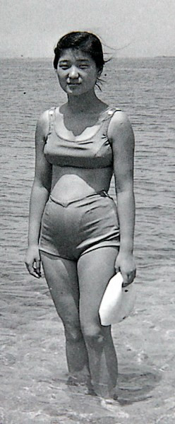 "Công chúa" Park Geun-hye trong một lần đi tắm biển. 18 năm sau khi cha bà, Tổng thống Park Chung-hee bị ám sát bởi một thuộc hạ của chính ông năm 1979, Park Geun-hye đã phải chịu đựng sự phản bội của nhiều phụ tá gần gũi của cha mình, tân Tổng thống Hàn Quốc viết trong hồi ký.