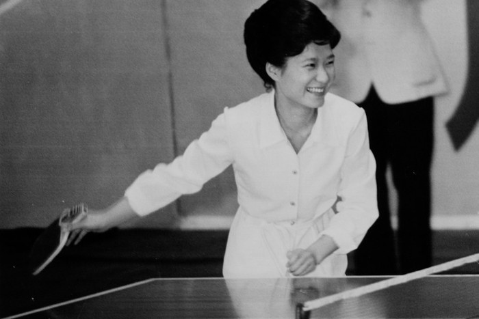 Thời trẻ, bà Park Geun-hye luôn là người đam mê thể thao. Sau khi học xong trung học trong thời gian sống tại điện Cheongwadae, Park Geun-hye đã theo học đại học Sogang tại Seoul vào năm 1970, chuyên ngành công nghệ điện tử, một thành tích đáng nể đối với một cô gái Hàn Quốc ở thời điểm đó.