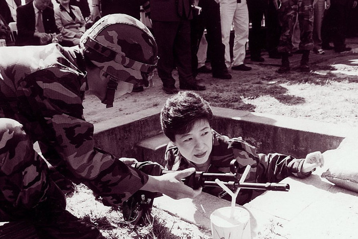 Bà là linh hồn trong các cuộc bầu cử Quốc hội bởi luôn mang chiến thắng về cho đảng mình. Nghị sĩ Park Geun-hye trong một lần kiểm tra các đơn vị quân đội sẵn sàng chiến đấu