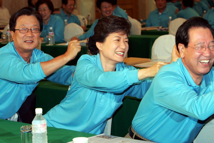 Sau 15 năm hoạt động với vai trò của một Nghị sĩ Quốc hội, thành công chính trị của tân Tổng thống Hàn Quốc có thể kể ra như xây dựng trung tâm thành phố Sejong, điều mà nội các Tổng thống Lee Myung-bak đã kế thừa từ chính quyền trước đó nhưng lại cố gắng hủy bỏ.