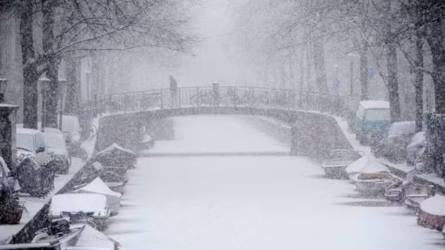 Khung cảnh châu Âu mịt mù trong băng tuyết giá lạnh (hình minh họa)