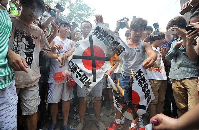 Tháng 9, tháng 10 là thời gian cao điểm của các cuộc biểu tình quá khích chống Nhật Bản nổ ra trên nhiều tỉnh thành khác nhau ở Trung Quốc. Những người biểu tình đốt cờ Nhật Bản, đập phá xe hơi, nhà hàng, cửa hiệu và tất cả những gì liên quan đến Nhật Bản trên đường họ đi qua vì những tranh chấp xung quanh chủ quyền nhóm đảo Senkaku trên biển Hoa Đông. Tháng 9, tháng 10 là thời gian cao điểm của các cuộc biểu tình quá khích chống Nhật Bản nổ ra trên nhiều tỉnh thành khác nhau ở Trung Quốc. Những người biểu tình đốt cờ Nhật Bản, đập phá xe hơi, nhà hàng, cửa hiệu và tất cả những gì liên quan đến Nhật Bản trên đường họ đi qua vì những tranh chấp xung quanh chủ quyền nhóm đảo Senkaku trên biển Hoa Đông.