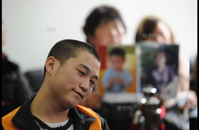 Mã Kim Khố, 20 tuổi, một người khuân vác trên thuyền đã dùng rìu chém chết chủ thuyền và con gái 2 tuổi chỉ vì y không thích khi chủ thuyền nhờ trông con. Trước phiên tòa, kẻ sát nhân vẫn tỏ ra lỳ lợm và bất cần. Mã Kim Khố, 20 tuổi, một người khuân vác trên thuyền đã dùng rìu chém chết chủ thuyền và con gái 2 tuổi chỉ vì y không thích khi chủ thuyền nhờ trông con. Trước phiên tòa, kẻ sát nhân vẫn tỏ ra lỳ lợm và bất cần.