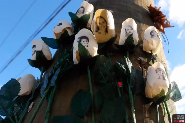 Những đóa hồng in hình ảnh những trẻ em thiệt mạng trong vụ xả súng kinh hoàng tại bang Connecticut, Mỹ, ảnh chụp ngày 19/12